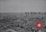 Standbild britische Soldaten escort erfassten deutschen Gefangenen Frankreich, 1918, aus Sekunde 5 historischem Filmmaterial Videoclip 65675039558