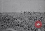 Standbild britische Soldaten escort erfassten deutschen Gefangenen Frankreich, 1918, aus Sekunde 6 historischem Filmmaterial Videoclip 65675039558