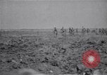 Standbild britische Soldaten escort erfassten deutschen Gefangenen Frankreich, 1918, aus Sekunde 7 historischem Filmmaterial Videoclip 65675039558