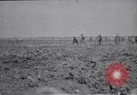 Standbild britische Soldaten escort erfassten deutschen Gefangenen Frankreich, 1918, aus Sekunde 8 historischem Filmmaterial Videoclip 65675039558