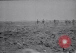Standbild britische Soldaten escort erfassten deutschen Gefangenen Frankreich, 1918, aus Sekunde 9 historischem Filmmaterial Videoclip 65675039558
