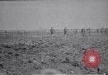 Standbild britische Soldaten escort erfassten deutschen Gefangenen Frankreich, 1918, aus Sekunde 10 historischem Filmmaterial Videoclip 65675039558