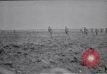 Standbild britische Soldaten escort erfassten deutschen Gefangenen Frankreich, 1918, aus Sekunde 11 historischem Filmmaterial Videoclip 65675039558