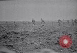 Standbild britische Soldaten escort erfassten deutschen Gefangenen Frankreich, 1918, aus Sekunde 12 historischem Filmmaterial Videoclip 65675039558