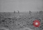 Standbild britische Soldaten escort erfassten deutschen Gefangenen Frankreich, 1918, aus Sekunde 13 historischem Filmmaterial Videoclip 65675039558
