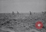 Standbild britische Soldaten escort erfassten deutschen Gefangenen Frankreich, 1918, aus Sekunde 14 historischem Filmmaterial Videoclip 65675039558