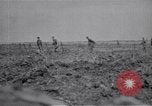 Standbild britische Soldaten escort erfassten deutschen Gefangenen Frankreich, 1918, aus Sekunde 15 historischem Filmmaterial Videoclip 65675039558