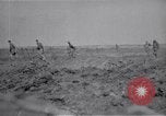 Standbild britische Soldaten escort erfassten deutschen Gefangenen Frankreich, 1918, aus Sekunde 16 historischem Filmmaterial Videoclip 65675039558