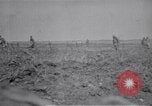 Standbild britische Soldaten escort erfassten deutschen Gefangenen Frankreich, 1918, aus Sekunde 17 historischem Filmmaterial Videoclip 65675039558