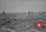 Standbild britische Soldaten escort erfassten deutschen Gefangenen Frankreich, 1918, aus Sekunde 18 historischem Filmmaterial Videoclip 65675039558