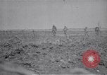 Standbild britische Soldaten escort erfassten deutschen Gefangenen Frankreich, 1918, aus Sekunde 19 historischem Filmmaterial Videoclip 65675039558
