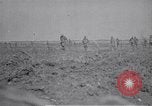 Standbild britische Soldaten escort erfassten deutschen Gefangenen Frankreich, 1918, aus Sekunde 20 historischem Filmmaterial Videoclip 65675039558