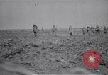 Standbild britische Soldaten escort erfassten deutschen Gefangenen Frankreich, 1918, aus Sekunde 21 historischem Filmmaterial Videoclip 65675039558
