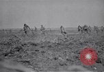 Standbild britische Soldaten escort erfassten deutschen Gefangenen Frankreich, 1918, aus Sekunde 22 historischem Filmmaterial Videoclip 65675039558