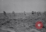 Standbild britische Soldaten escort erfassten deutschen Gefangenen Frankreich, 1918, aus Sekunde 23 historischem Filmmaterial Videoclip 65675039558