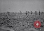 Standbild britische Soldaten escort erfassten deutschen Gefangenen Frankreich, 1918, aus Sekunde 24 historischem Filmmaterial Videoclip 65675039558
