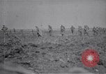 Standbild britische Soldaten escort erfassten deutschen Gefangenen Frankreich, 1918, aus Sekunde 25 historischem Filmmaterial Videoclip 65675039558
