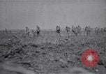 Standbild britische Soldaten escort erfassten deutschen Gefangenen Frankreich, 1918, aus Sekunde 26 historischem Filmmaterial Videoclip 65675039558
