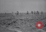 Standbild britische Soldaten escort erfassten deutschen Gefangenen Frankreich, 1918, aus Sekunde 27 historischem Filmmaterial Videoclip 65675039558