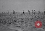 Standbild britische Soldaten escort erfassten deutschen Gefangenen Frankreich, 1918, aus Sekunde 28 historischem Filmmaterial Videoclip 65675039558