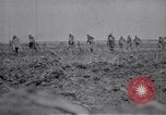 Standbild britische Soldaten escort erfassten deutschen Gefangenen Frankreich, 1918, aus Sekunde 29 historischem Filmmaterial Videoclip 65675039558