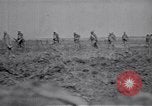 Standbild britische Soldaten escort erfassten deutschen Gefangenen Frankreich, 1918, aus Sekunde 30 historischem Filmmaterial Videoclip 65675039558