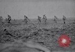 Standbild britische Soldaten escort erfassten deutschen Gefangenen Frankreich, 1918, aus Sekunde 31 historischem Filmmaterial Videoclip 65675039558