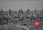 Standbild britische Soldaten escort erfassten deutschen Gefangenen Frankreich, 1918, aus Sekunde 32 historischem Filmmaterial Videoclip 65675039558