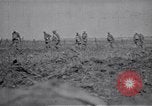Standbild britische Soldaten escort erfassten deutschen Gefangenen Frankreich, 1918, aus Sekunde 33 historischem Filmmaterial Videoclip 65675039558