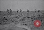 Standbild britische Soldaten escort erfassten deutschen Gefangenen Frankreich, 1918, aus Sekunde 34 historischem Filmmaterial Videoclip 65675039558