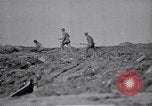 Standbild britische Soldaten escort erfassten deutschen Gefangenen Frankreich, 1918, aus Sekunde 36 historischem Filmmaterial Videoclip 65675039558