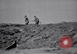 Standbild britische Soldaten escort erfassten deutschen Gefangenen Frankreich, 1918, aus Sekunde 37 historischem Filmmaterial Videoclip 65675039558