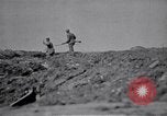 Standbild britische Soldaten escort erfassten deutschen Gefangenen Frankreich, 1918, aus Sekunde 38 historischem Filmmaterial Videoclip 65675039558