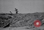 Standbild britische Soldaten escort erfassten deutschen Gefangenen Frankreich, 1918, aus Sekunde 39 historischem Filmmaterial Videoclip 65675039558