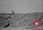 Standbild britische Soldaten escort erfassten deutschen Gefangenen Frankreich, 1918, aus Sekunde 40 historischem Filmmaterial Videoclip 65675039558