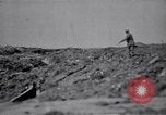 Standbild britische Soldaten escort erfassten deutschen Gefangenen Frankreich, 1918, aus Sekunde 42 historischem Filmmaterial Videoclip 65675039558