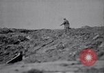Standbild britische Soldaten escort erfassten deutschen Gefangenen Frankreich, 1918, aus Sekunde 43 historischem Filmmaterial Videoclip 65675039558