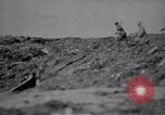 Standbild britische Soldaten escort erfassten deutschen Gefangenen Frankreich, 1918, aus Sekunde 48 historischem Filmmaterial Videoclip 65675039558