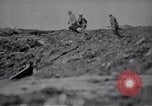 Standbild britische Soldaten escort erfassten deutschen Gefangenen Frankreich, 1918, aus Sekunde 50 historischem Filmmaterial Videoclip 65675039558