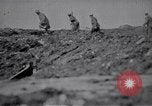 Standbild britische Soldaten escort erfassten deutschen Gefangenen Frankreich, 1918, aus Sekunde 51 historischem Filmmaterial Videoclip 65675039558