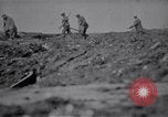 Standbild britische Soldaten escort erfassten deutschen Gefangenen Frankreich, 1918, aus Sekunde 52 historischem Filmmaterial Videoclip 65675039558