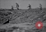 Standbild britische Soldaten escort erfassten deutschen Gefangenen Frankreich, 1918, aus Sekunde 53 historischem Filmmaterial Videoclip 65675039558
