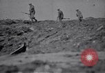 Standbild britische Soldaten escort erfassten deutschen Gefangenen Frankreich, 1918, aus Sekunde 54 historischem Filmmaterial Videoclip 65675039558