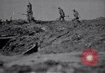 Standbild britische Soldaten escort erfassten deutschen Gefangenen Frankreich, 1918, aus Sekunde 55 historischem Filmmaterial Videoclip 65675039558