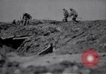Standbild britische Soldaten escort erfassten deutschen Gefangenen Frankreich, 1918, aus Sekunde 56 historischem Filmmaterial Videoclip 65675039558