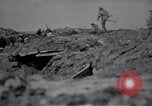 Standbild britische Soldaten escort erfassten deutschen Gefangenen Frankreich, 1918, aus Sekunde 57 historischem Filmmaterial Videoclip 65675039558