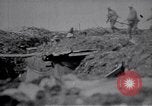 Standbild britische Soldaten escort erfassten deutschen Gefangenen Frankreich, 1918, aus Sekunde 58 historischem Filmmaterial Videoclip 65675039558