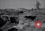 Standbild britische Soldaten escort erfassten deutschen Gefangenen Frankreich, 1918, aus Sekunde 59 historischem Filmmaterial Videoclip 65675039558