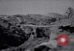 Standbild britische Soldaten escort erfassten deutschen Gefangenen Frankreich, 1918, aus Sekunde 60 historischem Filmmaterial Videoclip 65675039558