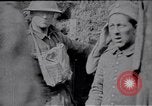Standbild britische Soldaten escort erfassten deutschen Gefangenen Frankreich, 1918, aus Sekunde 61 historischem Filmmaterial Videoclip 65675039558